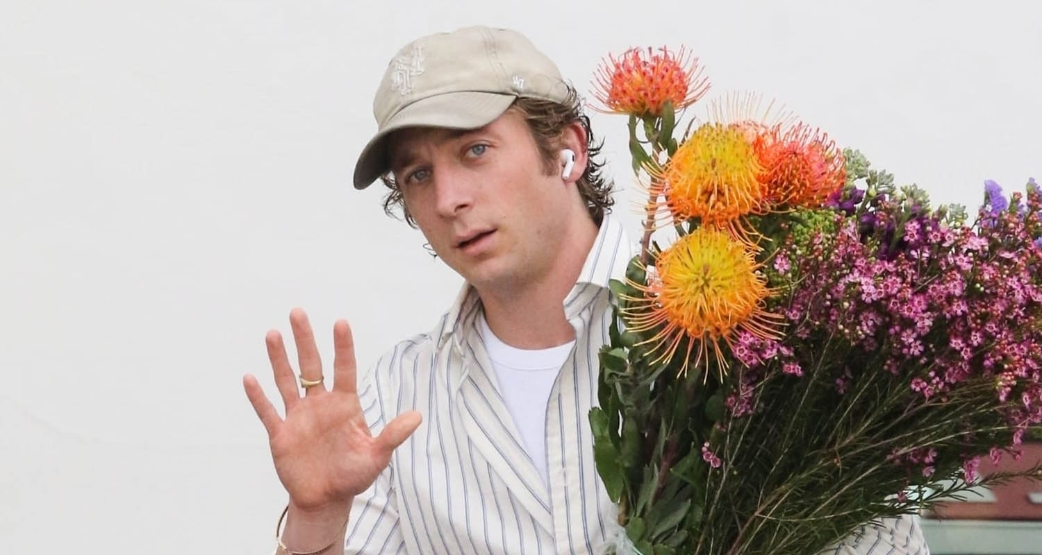 Por qué Jeremy Allen White compra flores todas las semanas