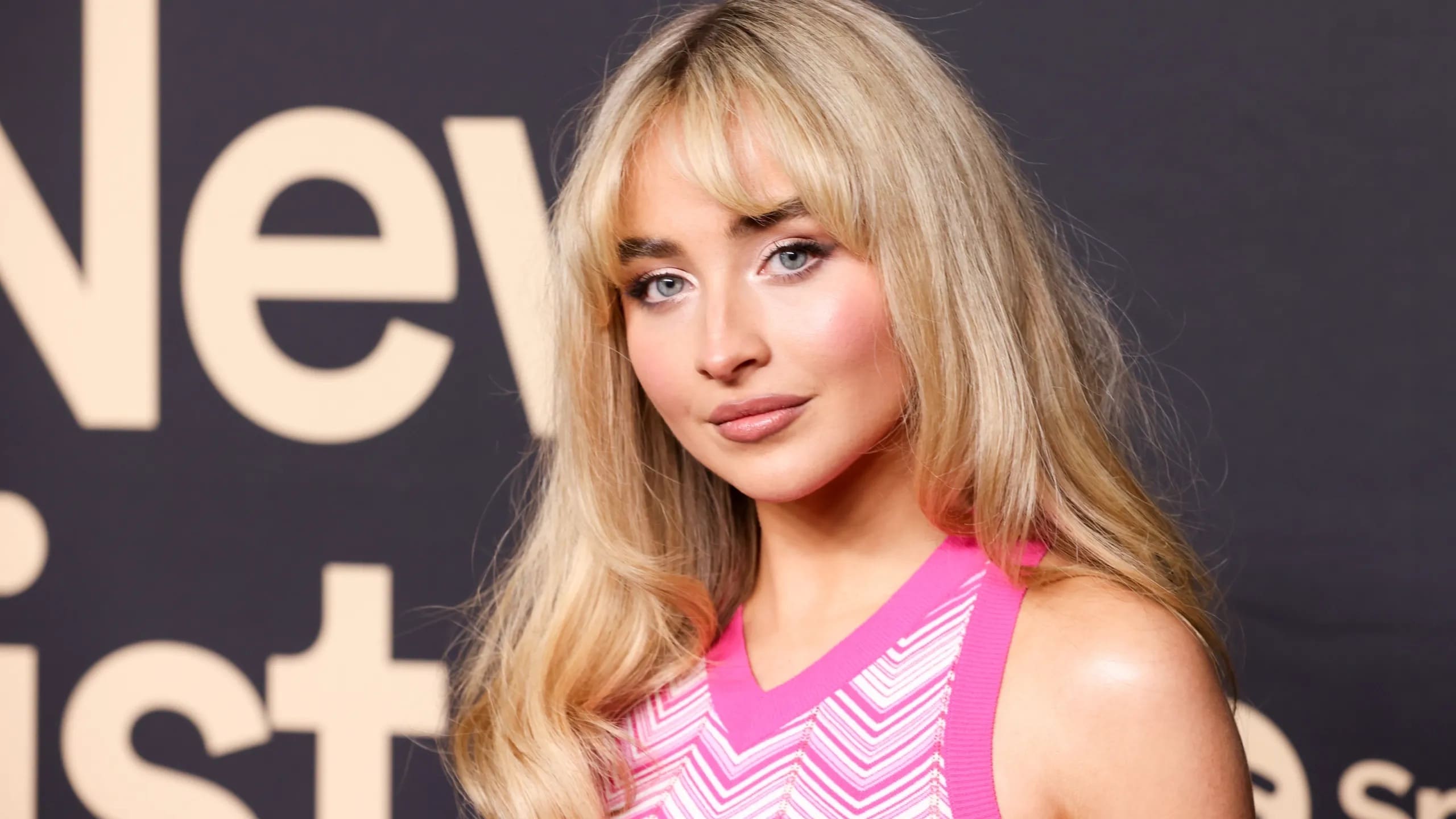 ¿Sin selfies ni stories? Sabrina Carpenter evalúa vetar los celulares en sus shows