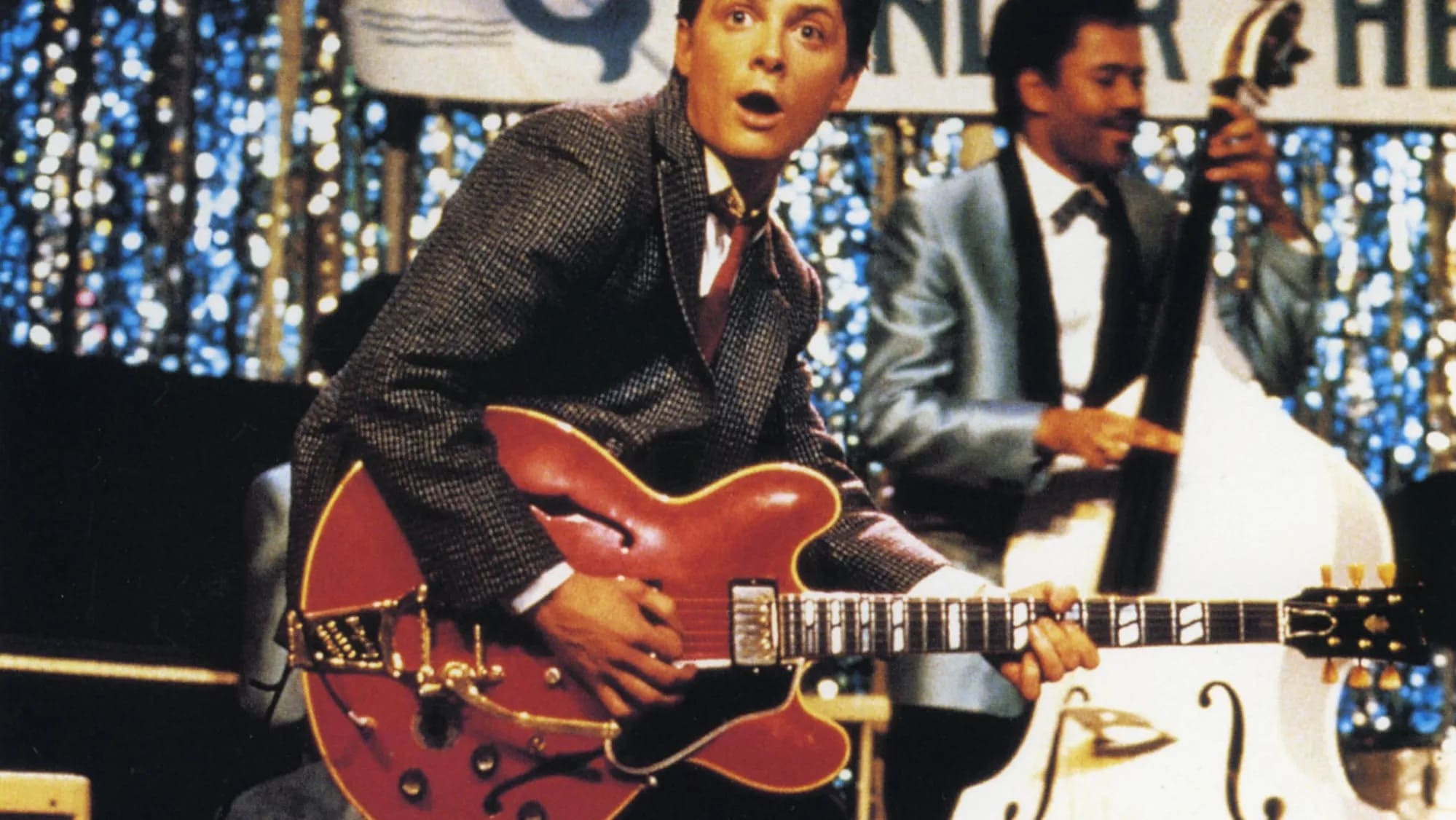 El elenco de “Volver al futuro” busca la guitarra de Marty McFly