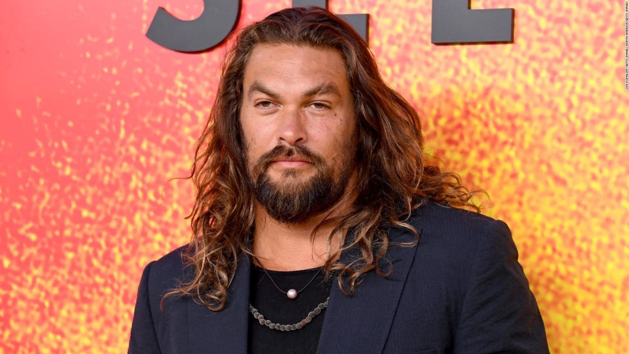 Jason Momoa luce irreconocible tras afeitarse por primera vez en 6 años
