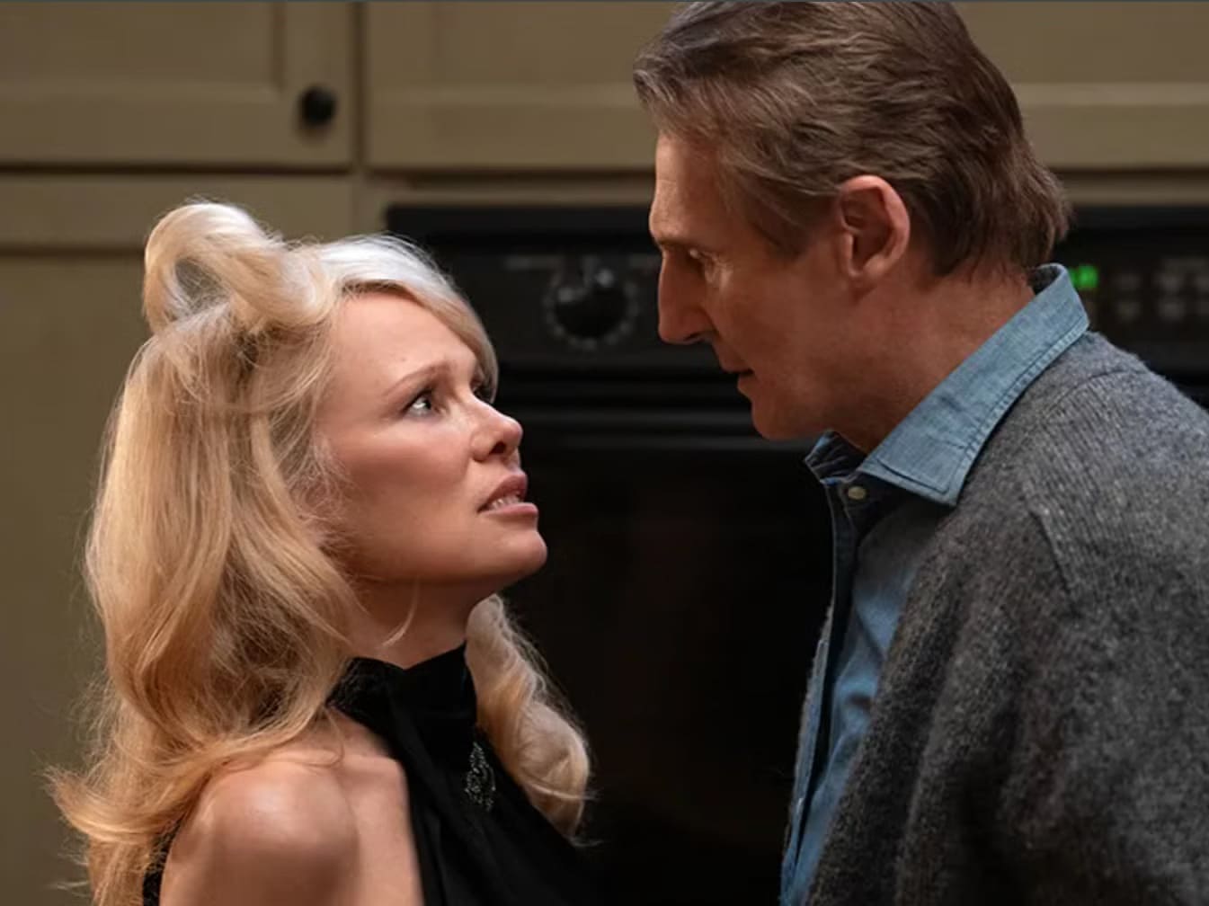 El gesto de Pamela Anderson con Liam Neeson que desató especulaciones