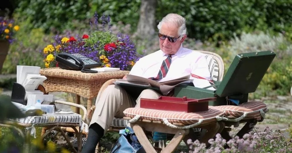 Los jardineros del rey Carlos III se rebelan ante sus duras exigencias y comentarios