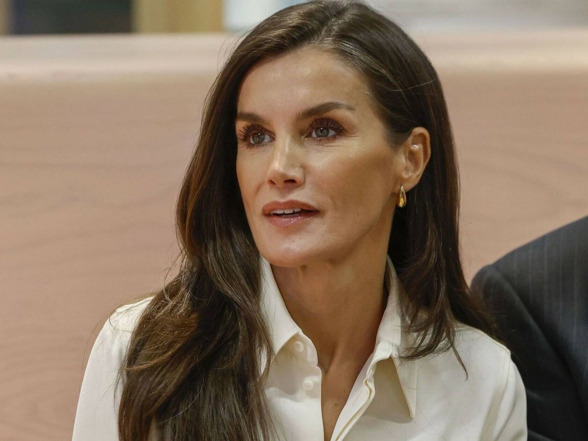 La firma española de accesorios que usa Letizia y que puedes encontrar en Chile