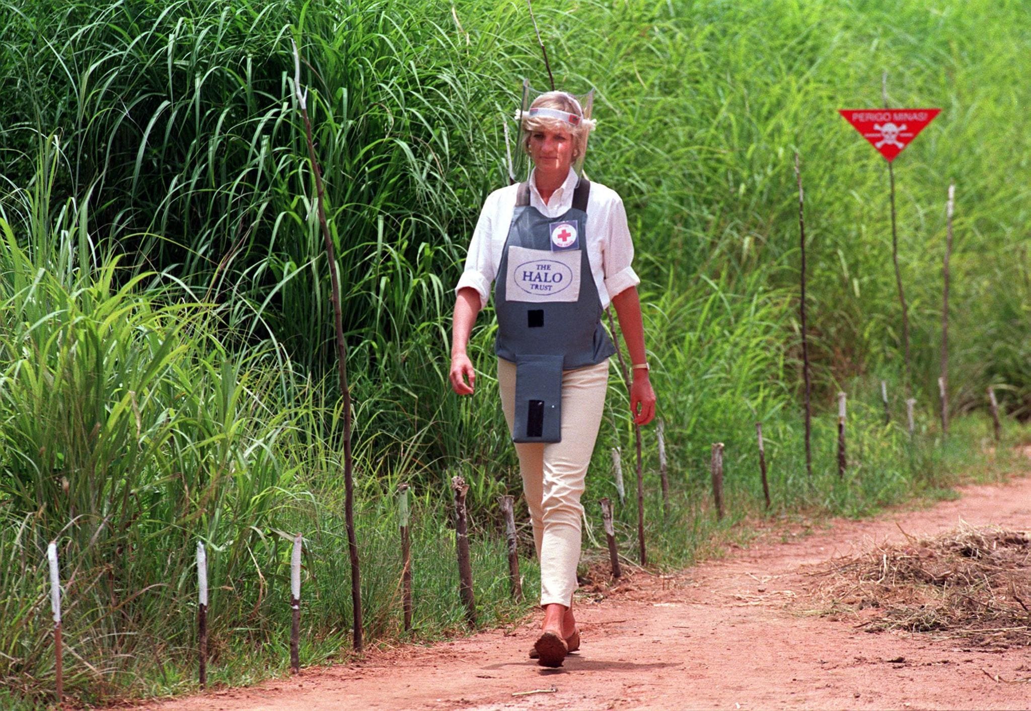 Príncipe Harry homenajea a Lady Di recreando su icónica caminata en Angola