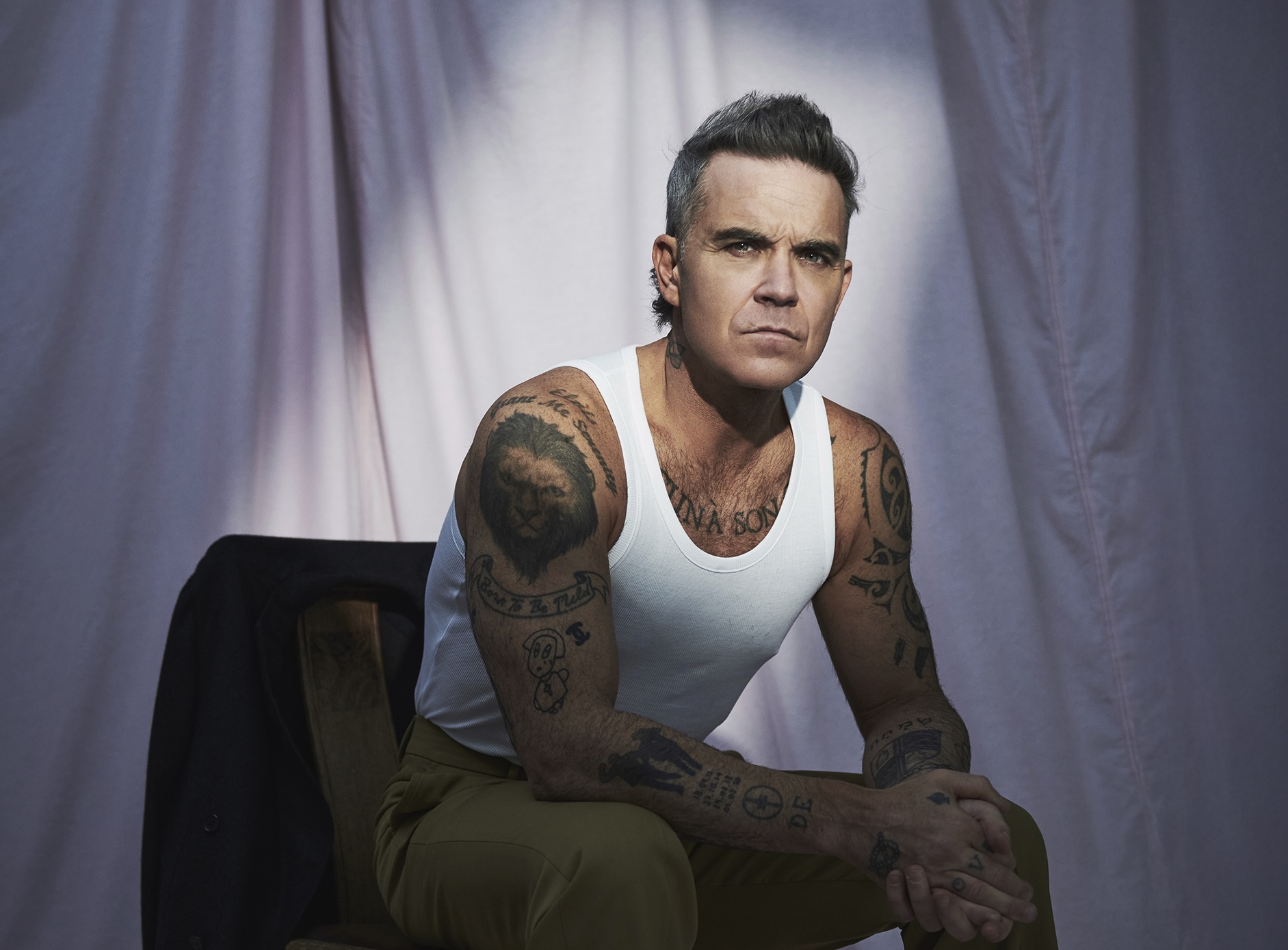 Robbie Williams se sincera: “Mi madre tiene demencia y ya no sabe quién soy. Mi padre tiene Parkinson y no puede salir de casa”
