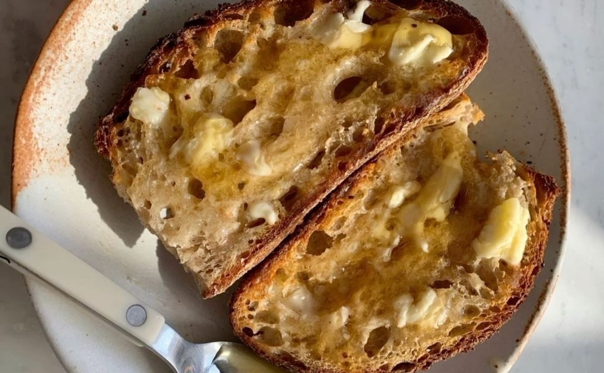 Una tostada con mantequilla es igual de saludable que una con aceite de oliva, dicen los expertos