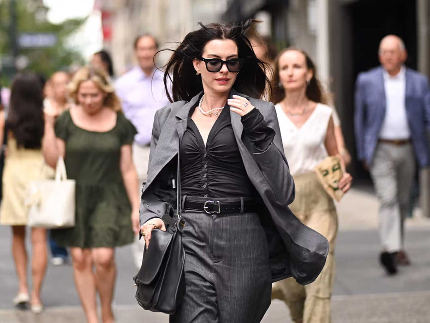 Anne Hathaway, caída y glamour en pleno rodaje de “El diablo viste a la moda 2”