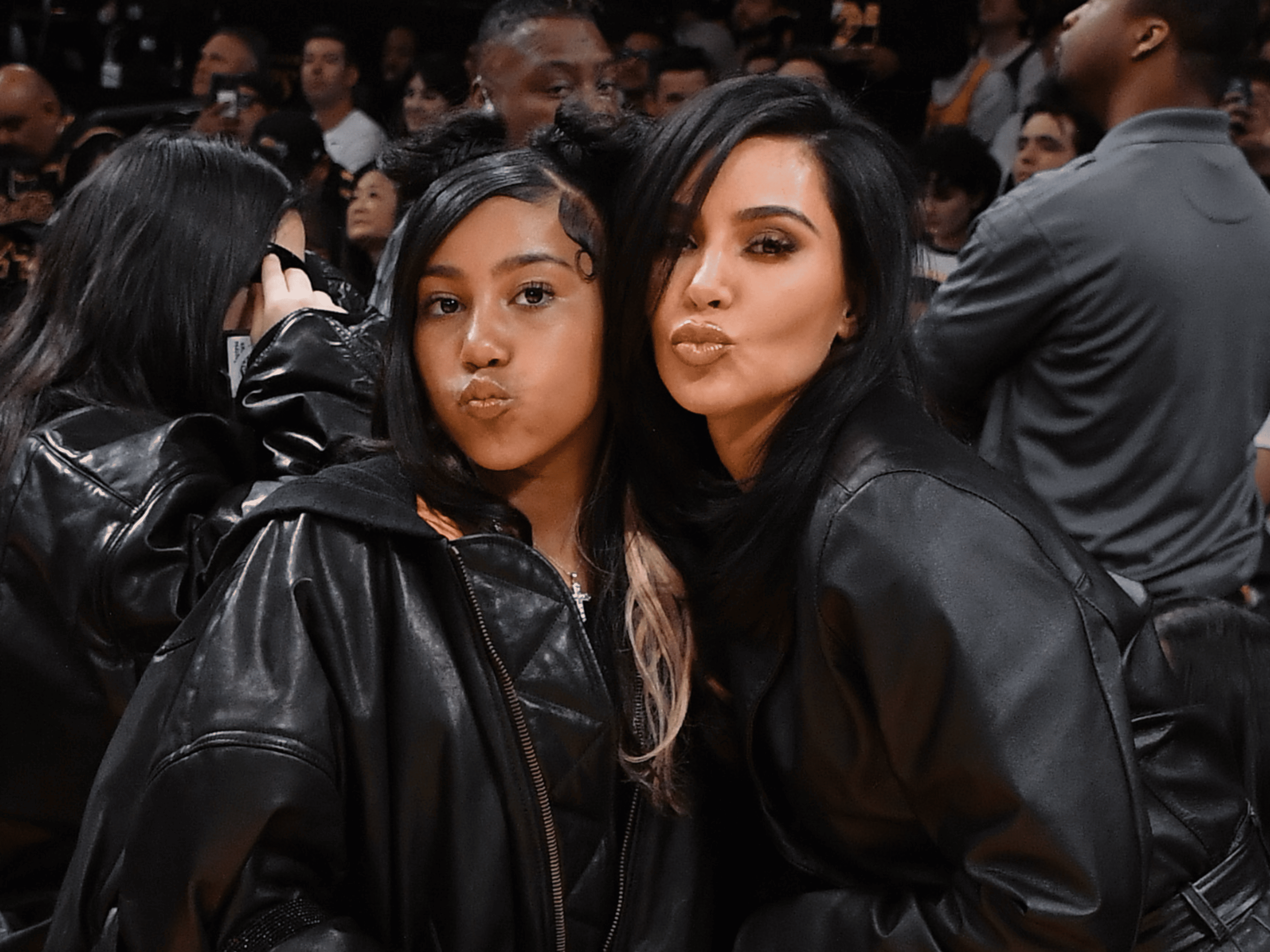 Kim Kardashian en el centro de la controversia por la forma de vestir a su hija North