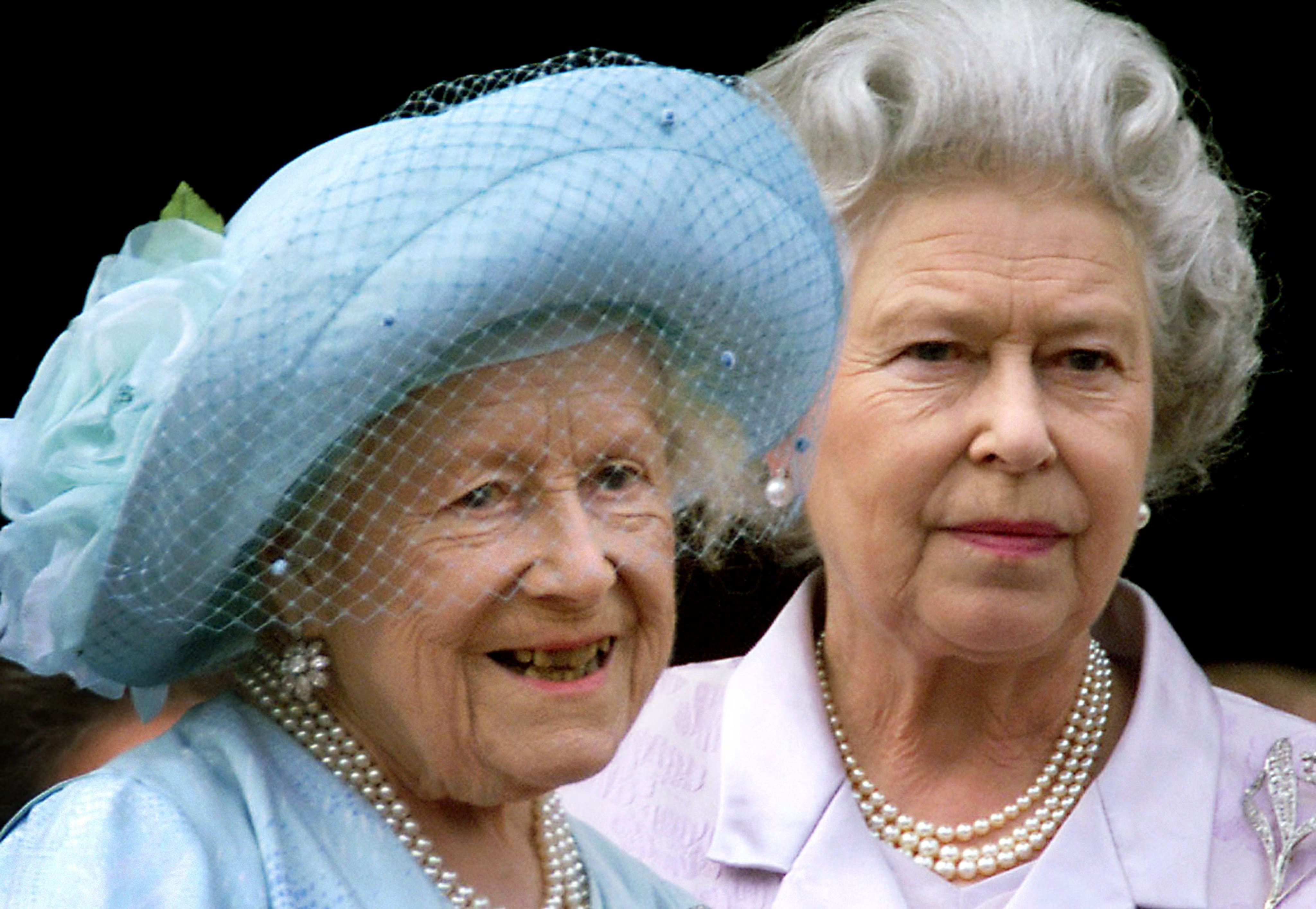 La historia real (y escalofriante) del exorcismo que presenciaron Isabel II y su madre