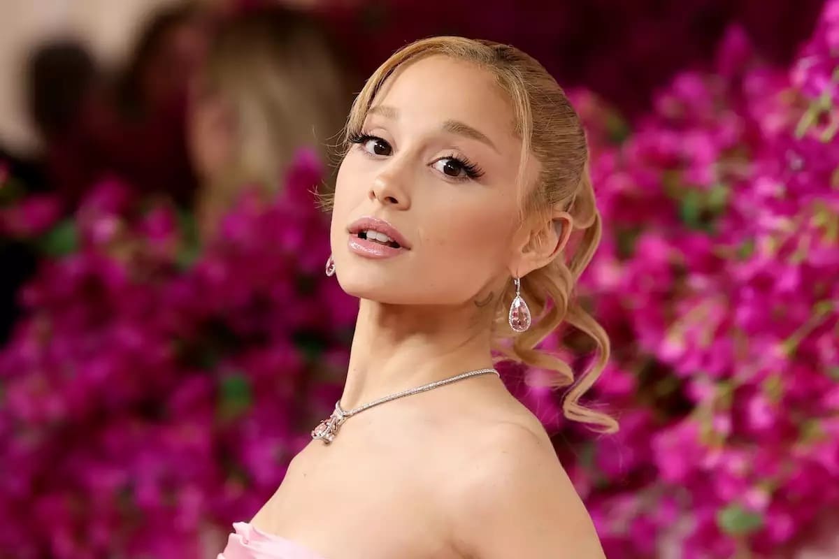Ariana Grande confirma el reinado de los polka dots en los VMAs
