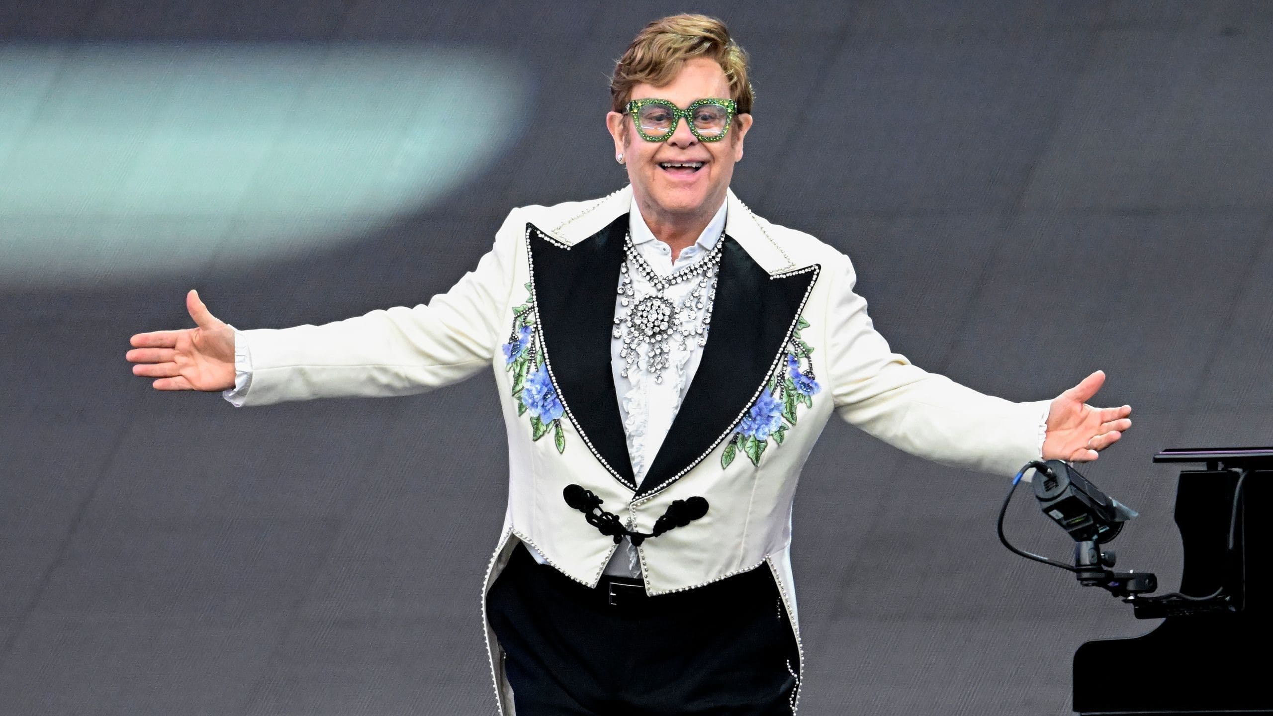 Susto viral: la imagen de Elton John en un hospital confunde a sus seguidores