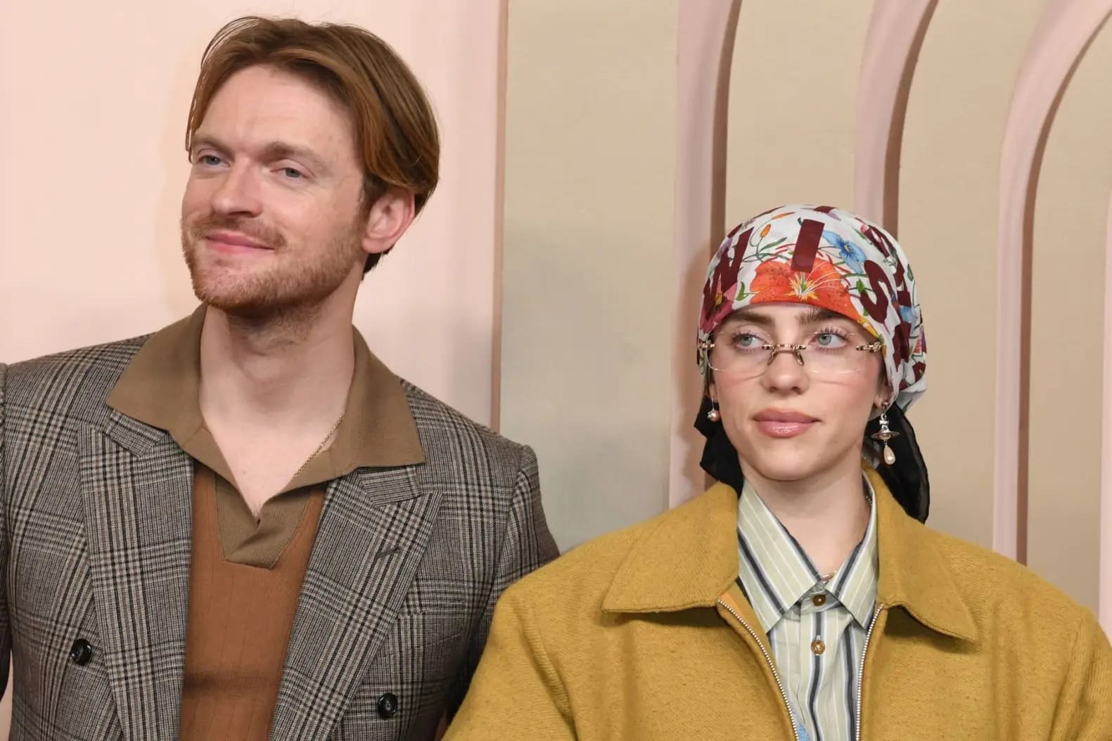 Finneas O’Connell, hermano de Billie Eilish, anuncia compromiso con Claudia Sulewski