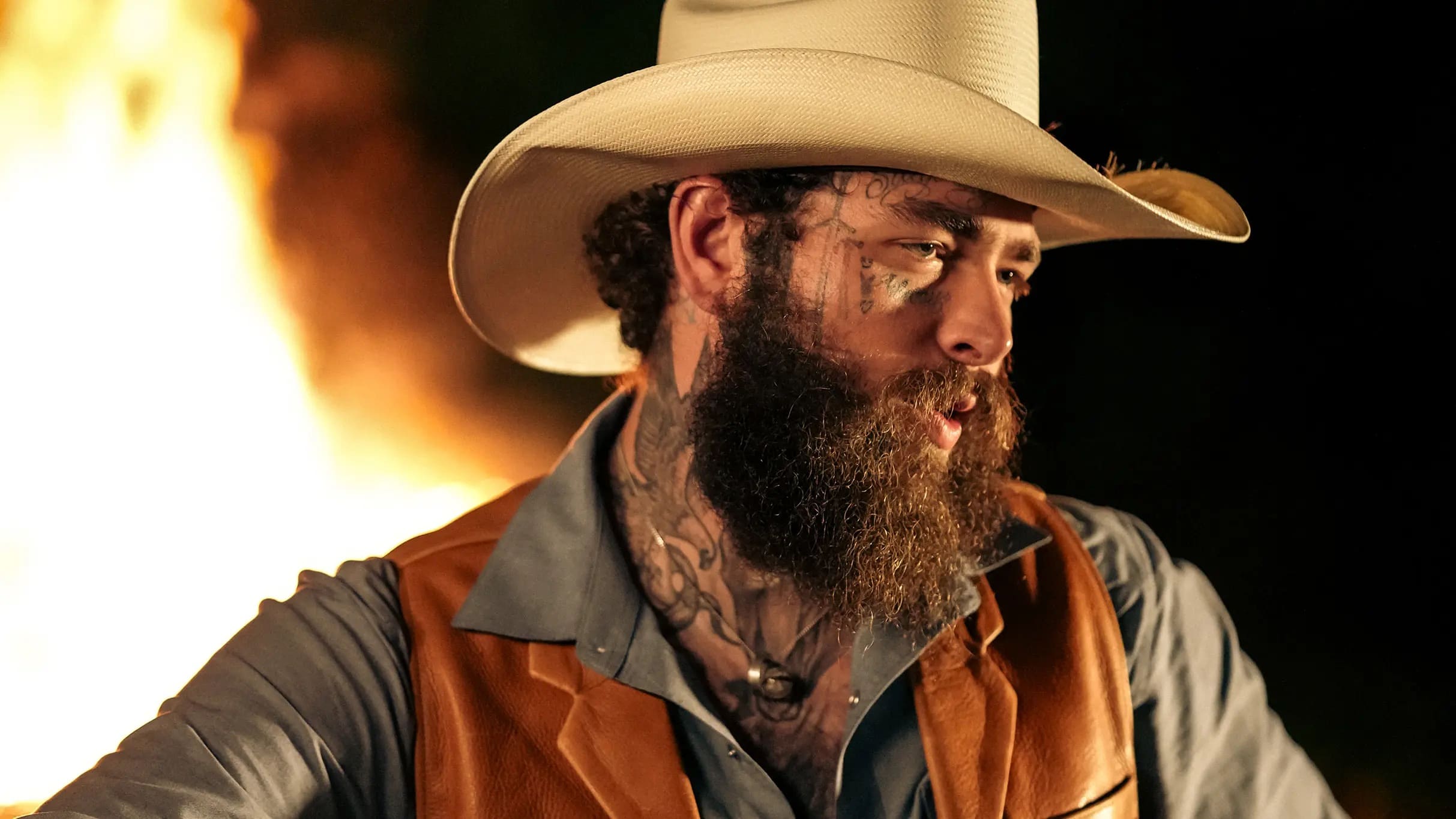Post Malone estrena su primera colección de moda en París (con caballo incluido)  