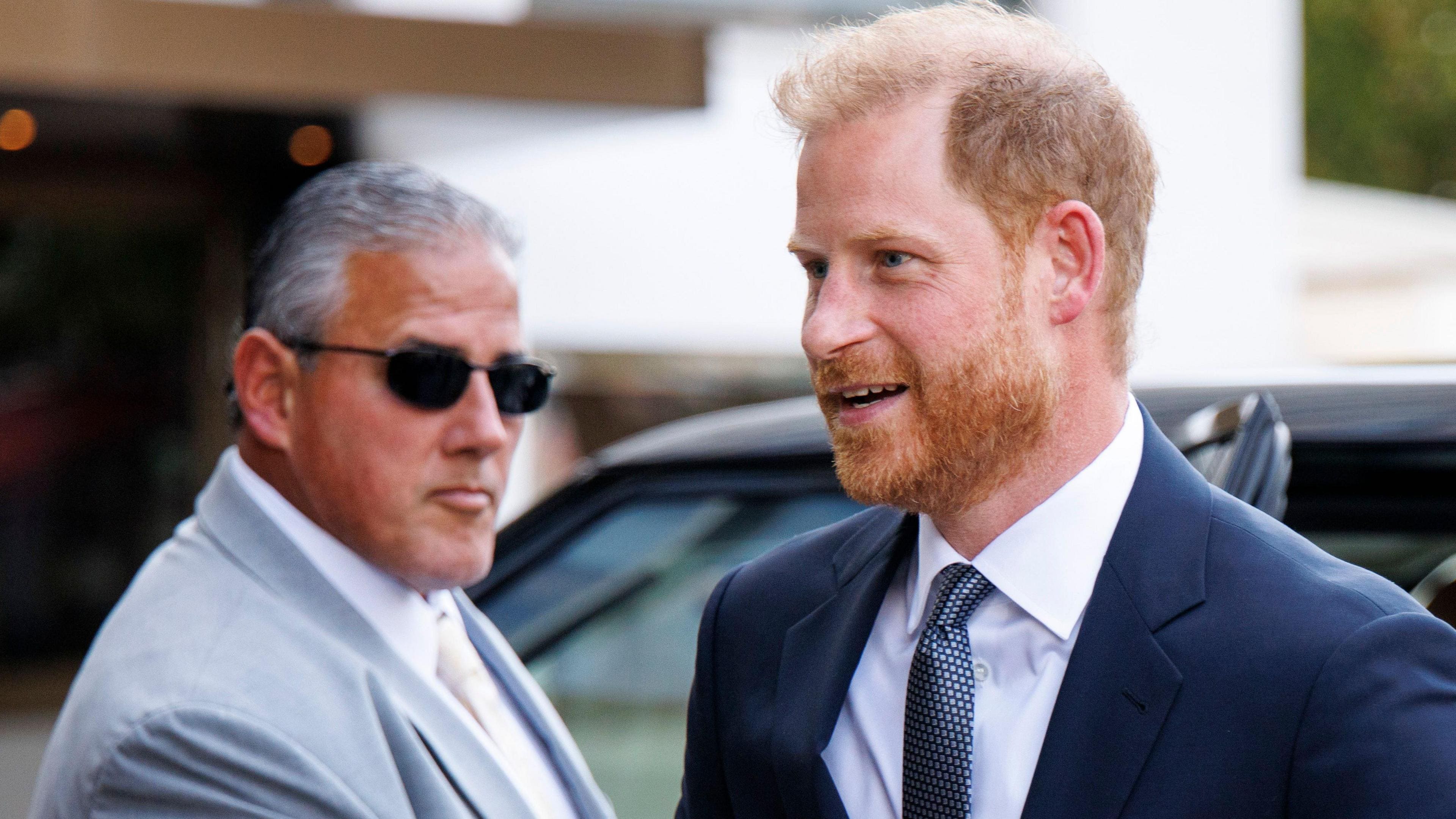 Exmayordomo de la realeza expone fracturas familiares y asegura que Harry no tiene retorno