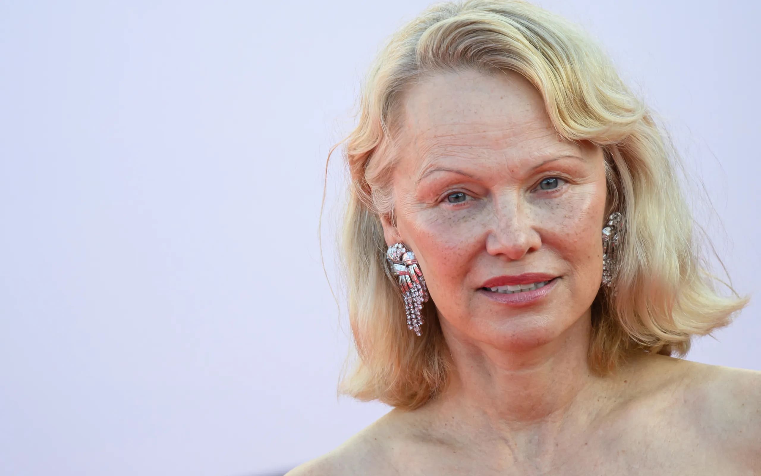 Pamela Anderson sorprende con un nuevo look inesperado