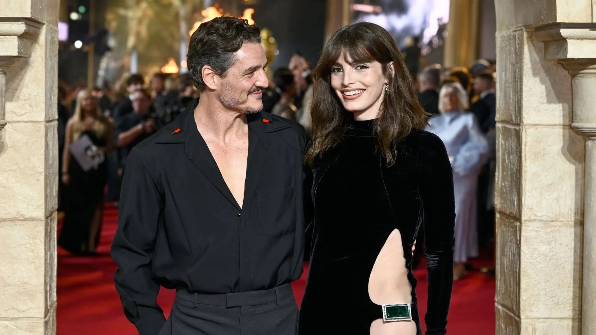 Lux Pascal se luce en la pasarela de París Fashion Week con su hermano en front-row