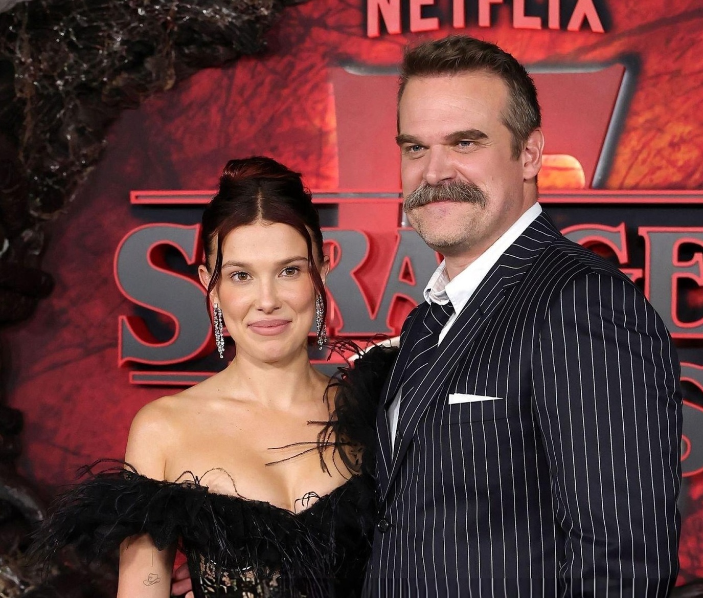 Millie Bobby Brown posa junto a David Harbour y desmiente rumores de denuncia por acoso