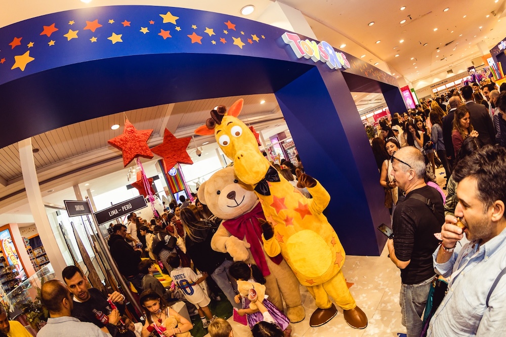 Así se vivió la llegada de la icónica juguetería Toys“R”Us a Chile