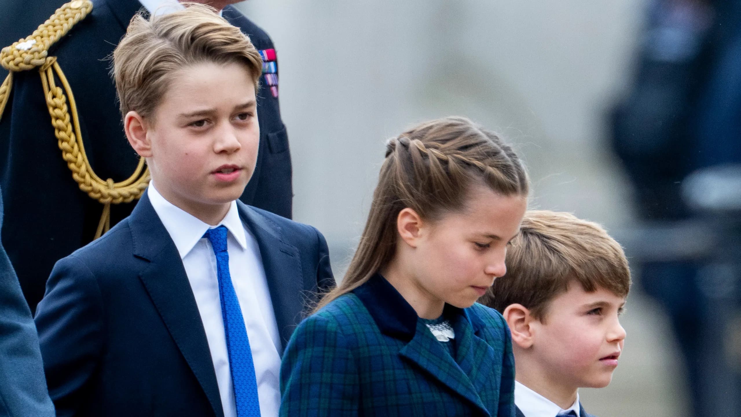 Príncipe George sorprende con su debut público, replicando el camino de William