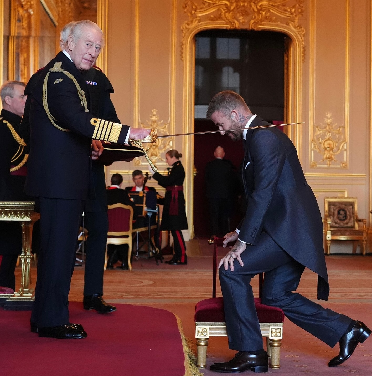 David Beckham es nombrado oficialmente Caballero por el rey Carlos III