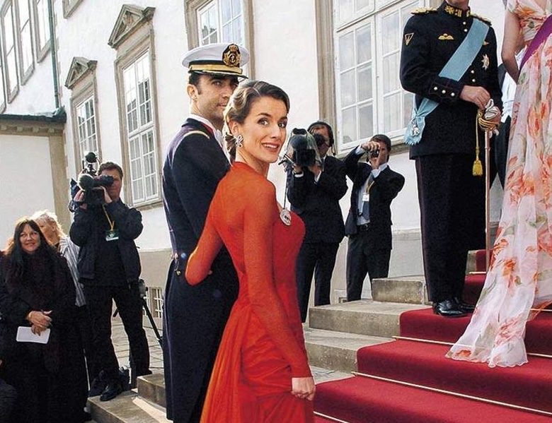 8 vestidos que confirman que el rojo es el color de Letizia