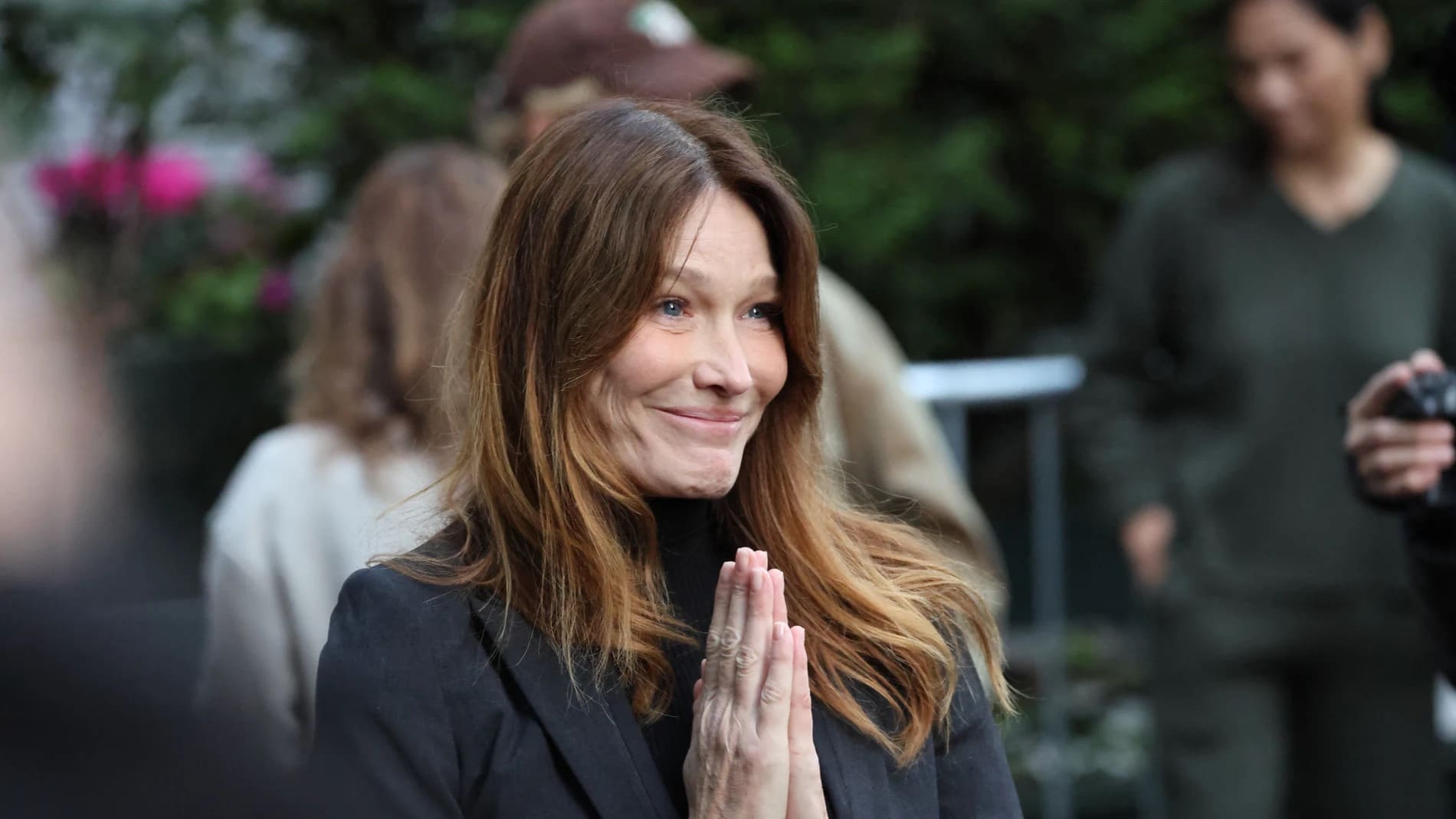 Carla Bruni confirma el fin de su tratamiento oncológico