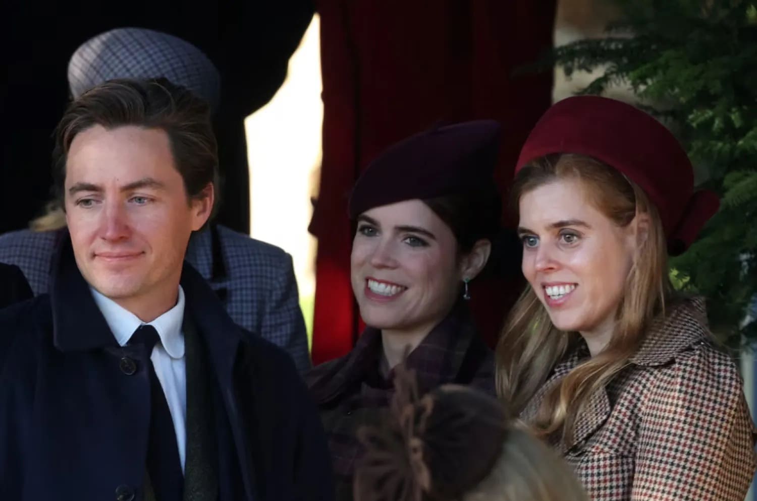 Beatriz y Eugenia asisten al servicio de Navidad mientras Andrés queda excluido