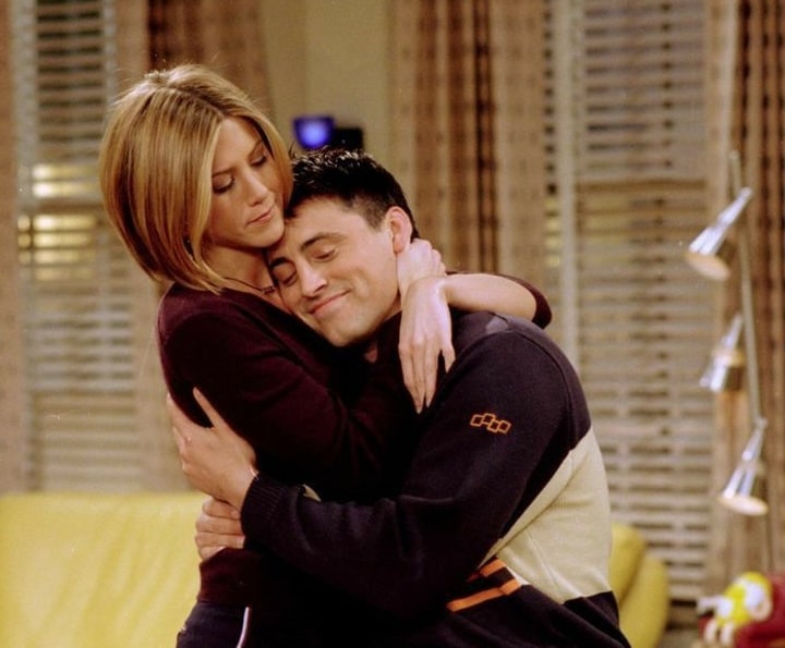 “Necesitamos 4 abrazos al día para sobrevivir, 8 para mantenernos y 12 para crecer”, según psicoterapeuta