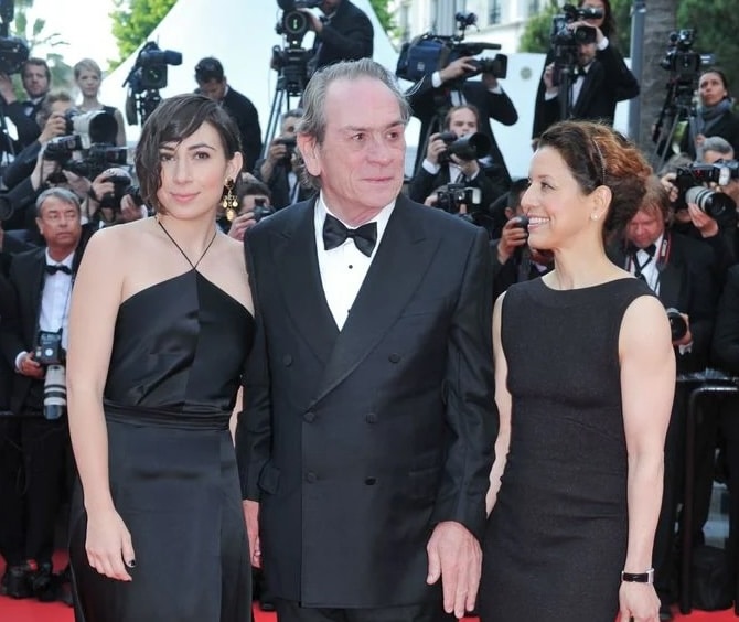 Encuentran muerta a hija del actor Tommy Lee Jones en la habitación de un hotel