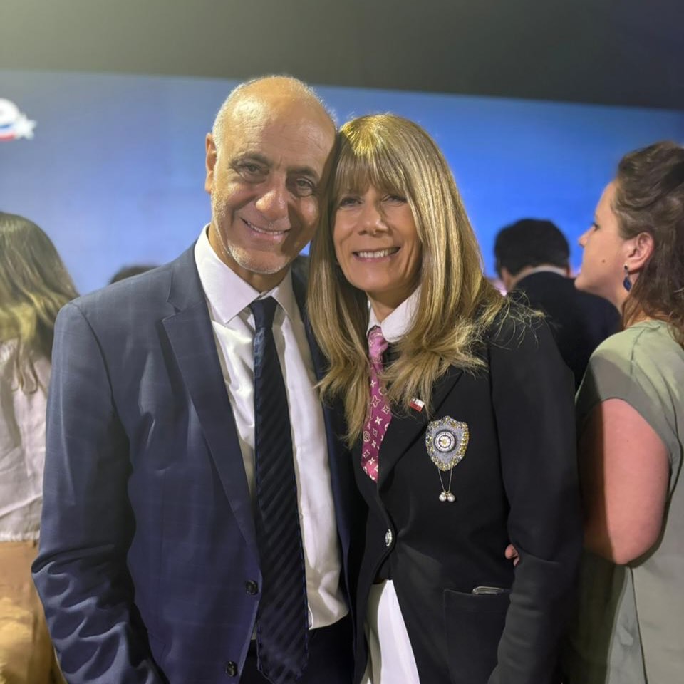 Ximena Rincón se suma a la tendencia de la corbata