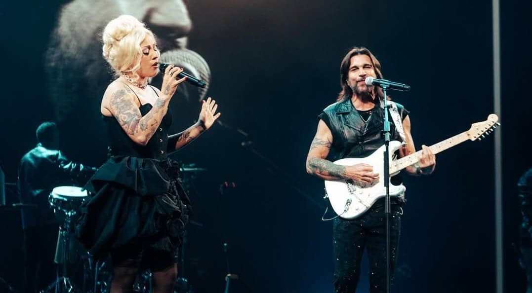 Juanes invita a Mon Laferte a cantar uno de sus mayores éxitos en Viña