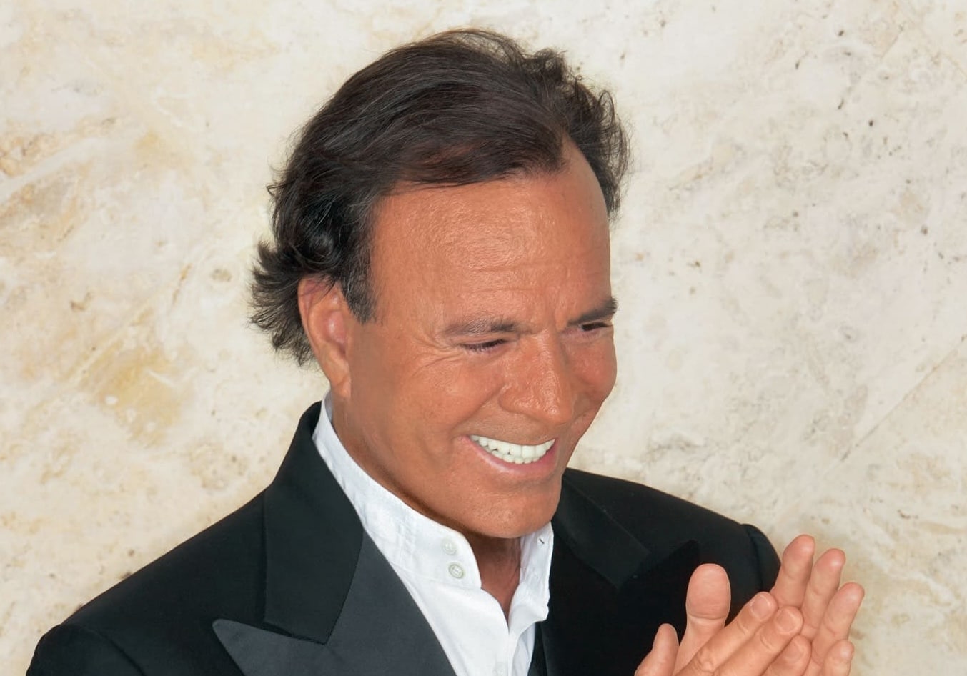 Julio Iglesias demanda a la vicepresidenta de España por graves acusaciones