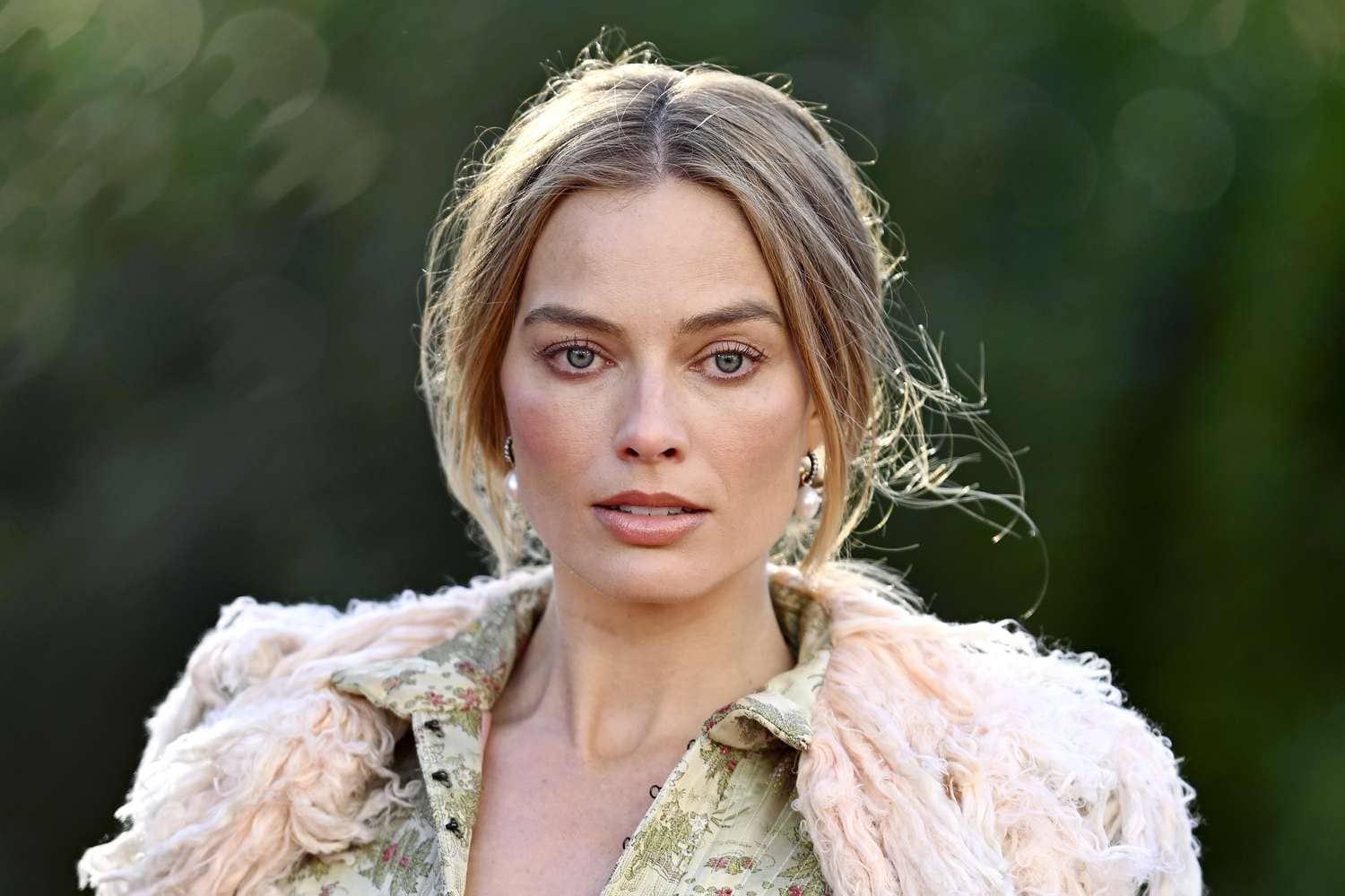 Margot Robbie luce pulsera inspirada en una joya histórica hecha con pelo de las hermanas Brontë