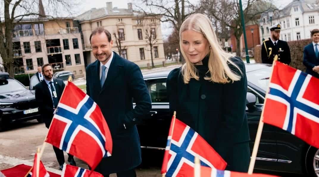 Mette-Marit expresa un “profundo pesar” por su relación con Epstein tras revelarse nuevos correos