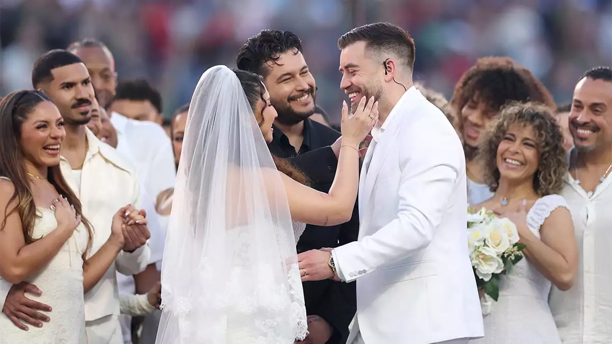 ¿Una boda real? Así es la historia de la pareja que se casó en el show de Bad Bunny del Super Bowl