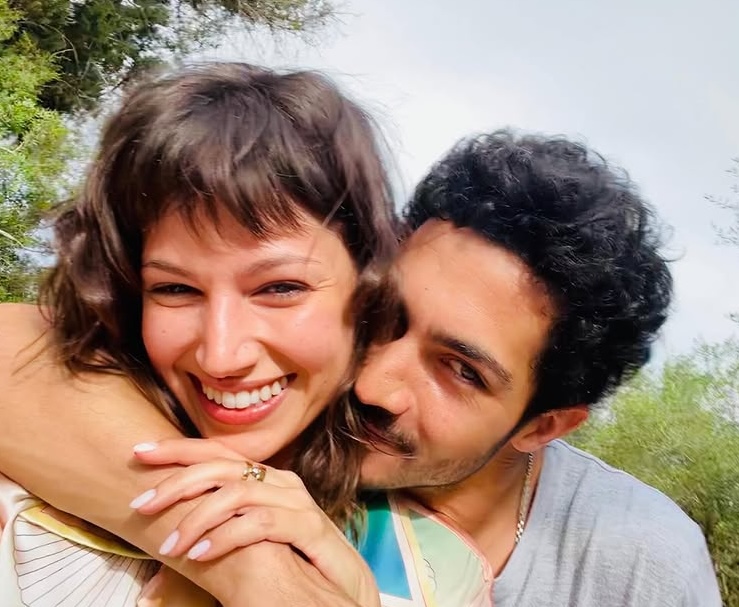 Úrsula Corberó comparte su primera imagen como madre y presenta a Dante junto a Chino Darín