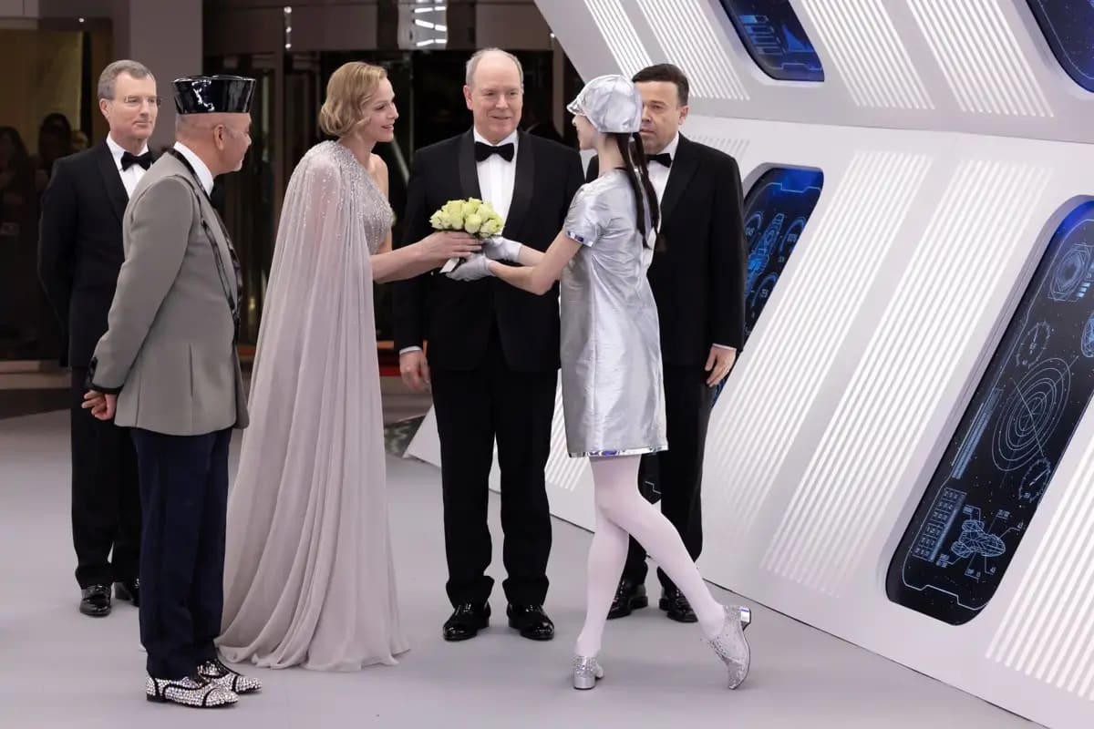 Carolina y Charlène de Mónaco lideran el Baile de la Rosa 2026