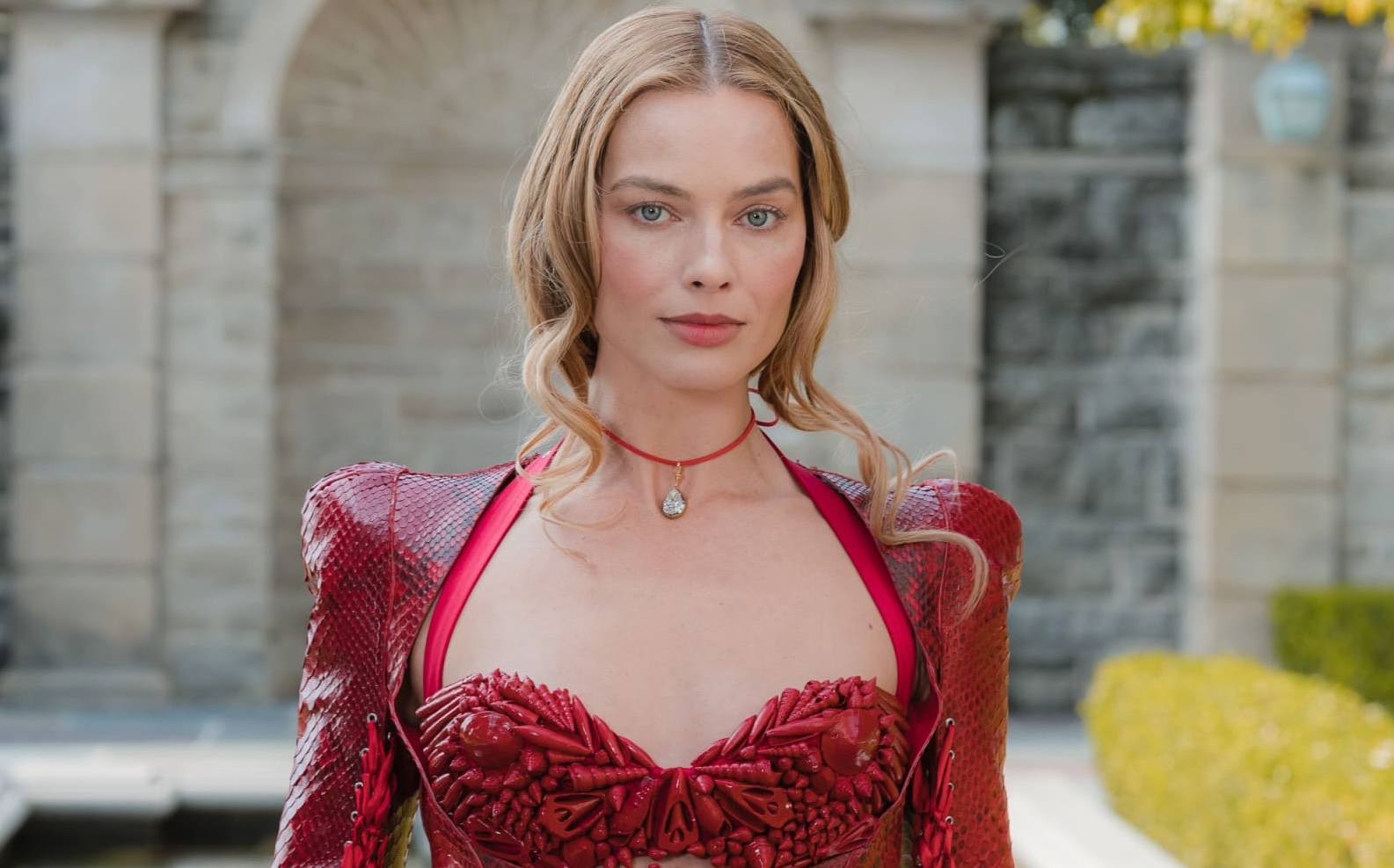 Margot Robbie debuta bob con flequillo en Semana de la Moda de Paris