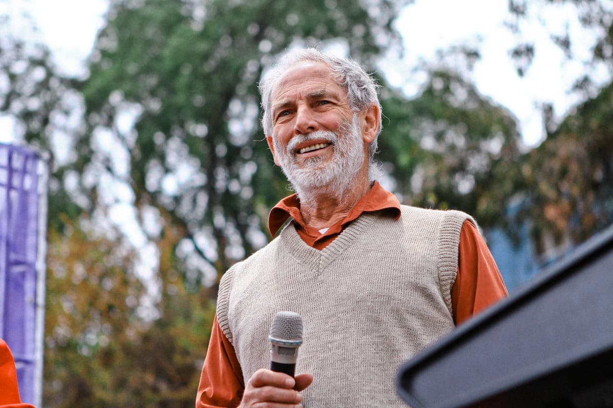 El elenco de Machos se reúne en homenaje a Tito Noguera