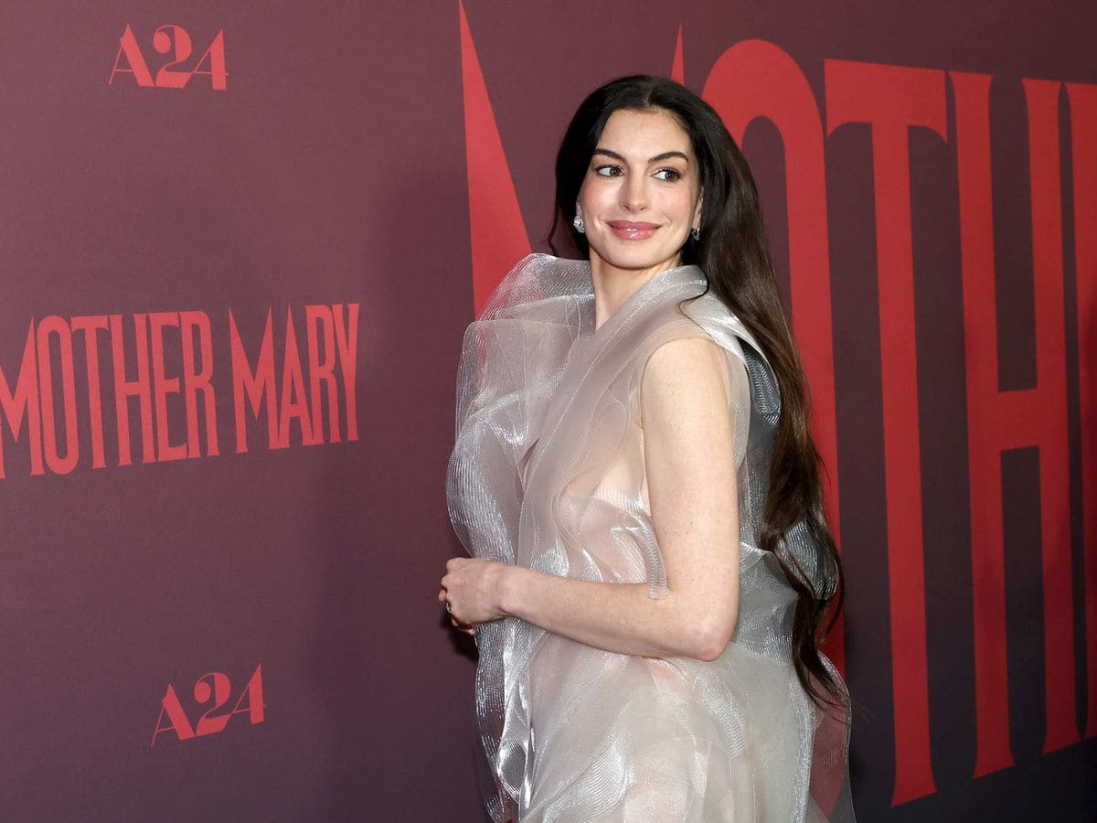 Anne Hathaway analiza la libertad de expresión en Chile