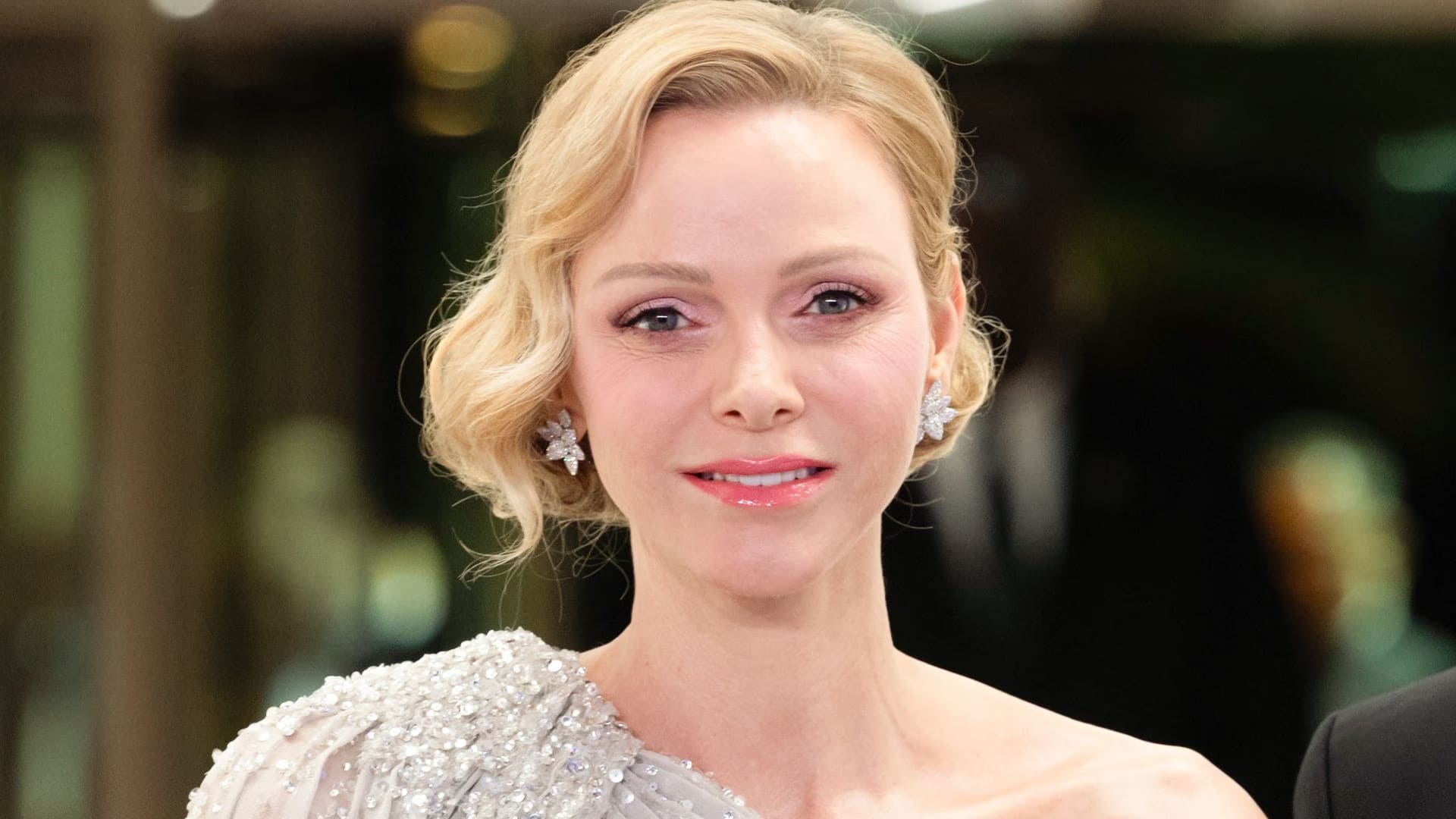 Por qué Charlene de Mónaco puede usar blanco frente al Papa