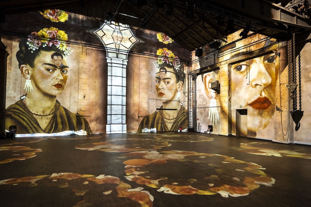 Viva Frida Kahlo: Cómo acceder a la experiencia inmersiva que llega por primera vez a Santiago