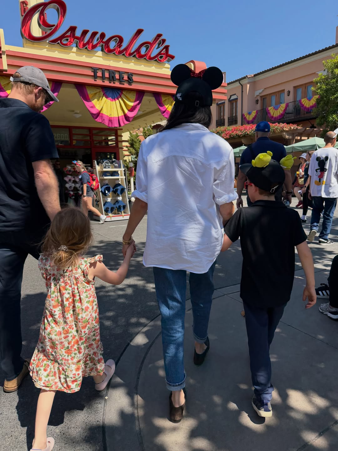 Meghan y Harry celebran cumpleaños de sus hijos con visita a Disneyland