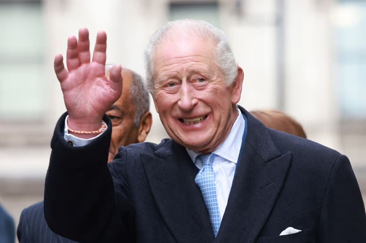 El rey Carlos III volvió a evitar públicamente a su hermano Andrés