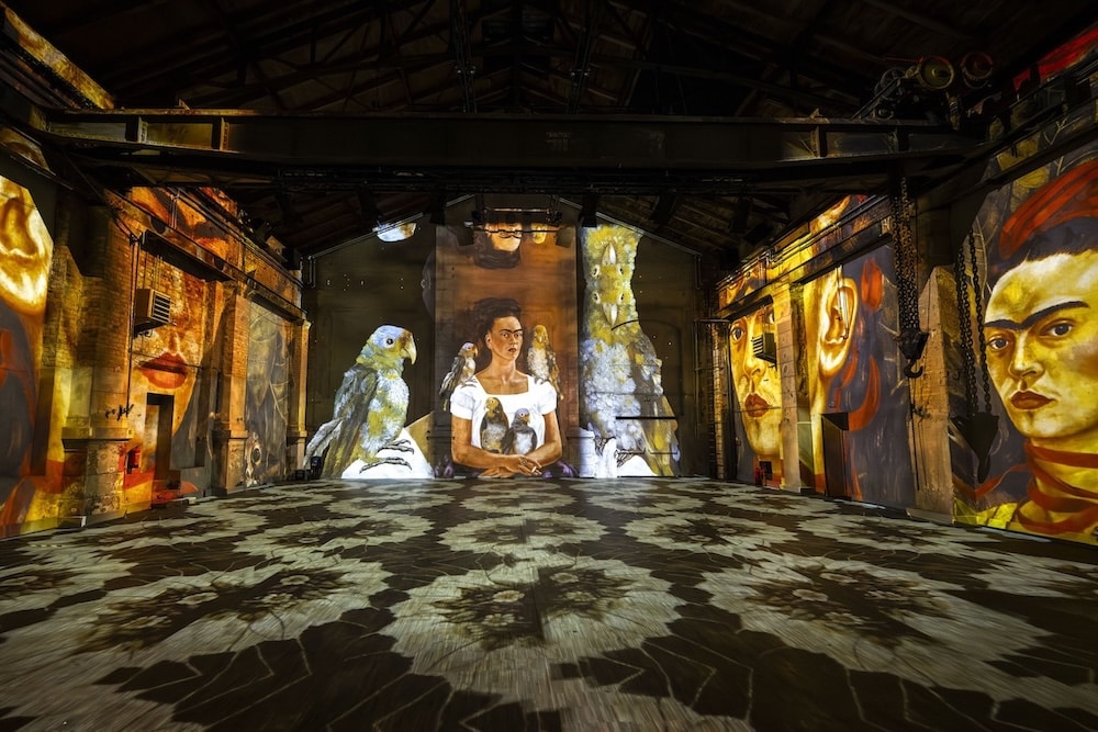 “Viva Frida Kahlo” debutó en Santiago transformando el Club de la Unión en un universo 360°