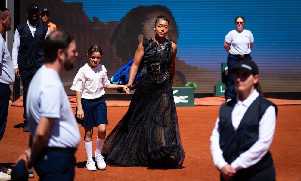 Naomi Osaka lo hace de nuevo y deslumbra con su look en su debut en Roland Garros