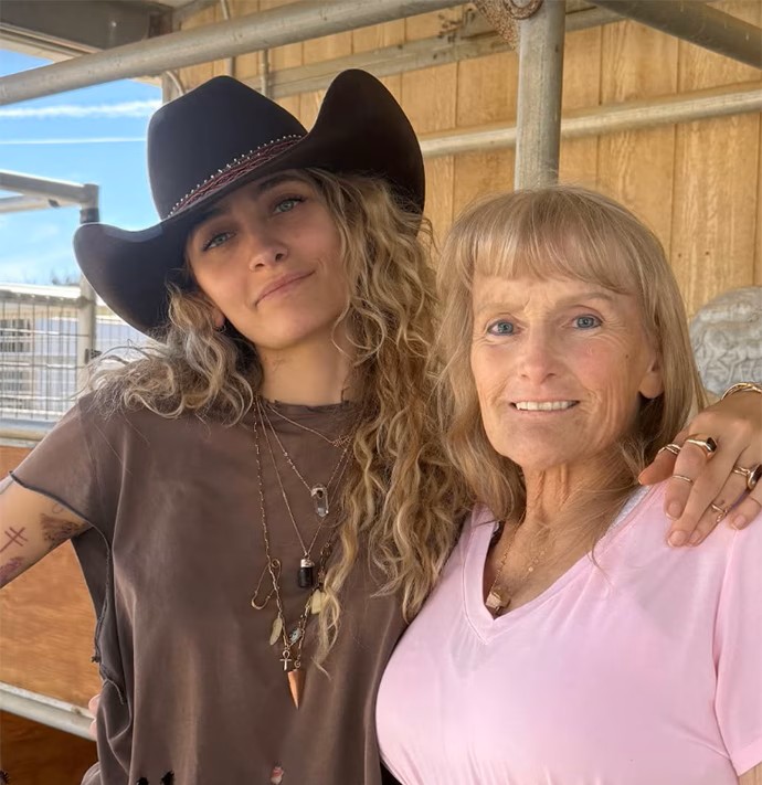 Paris Jackson muestra a su madre y bromea con lo parecidas que son
