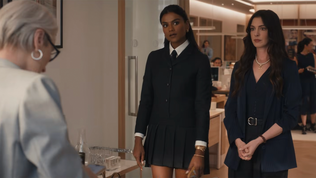 Simone Ashley, la actriz que se roba las miradas en “El diablo viste a la moda 2”