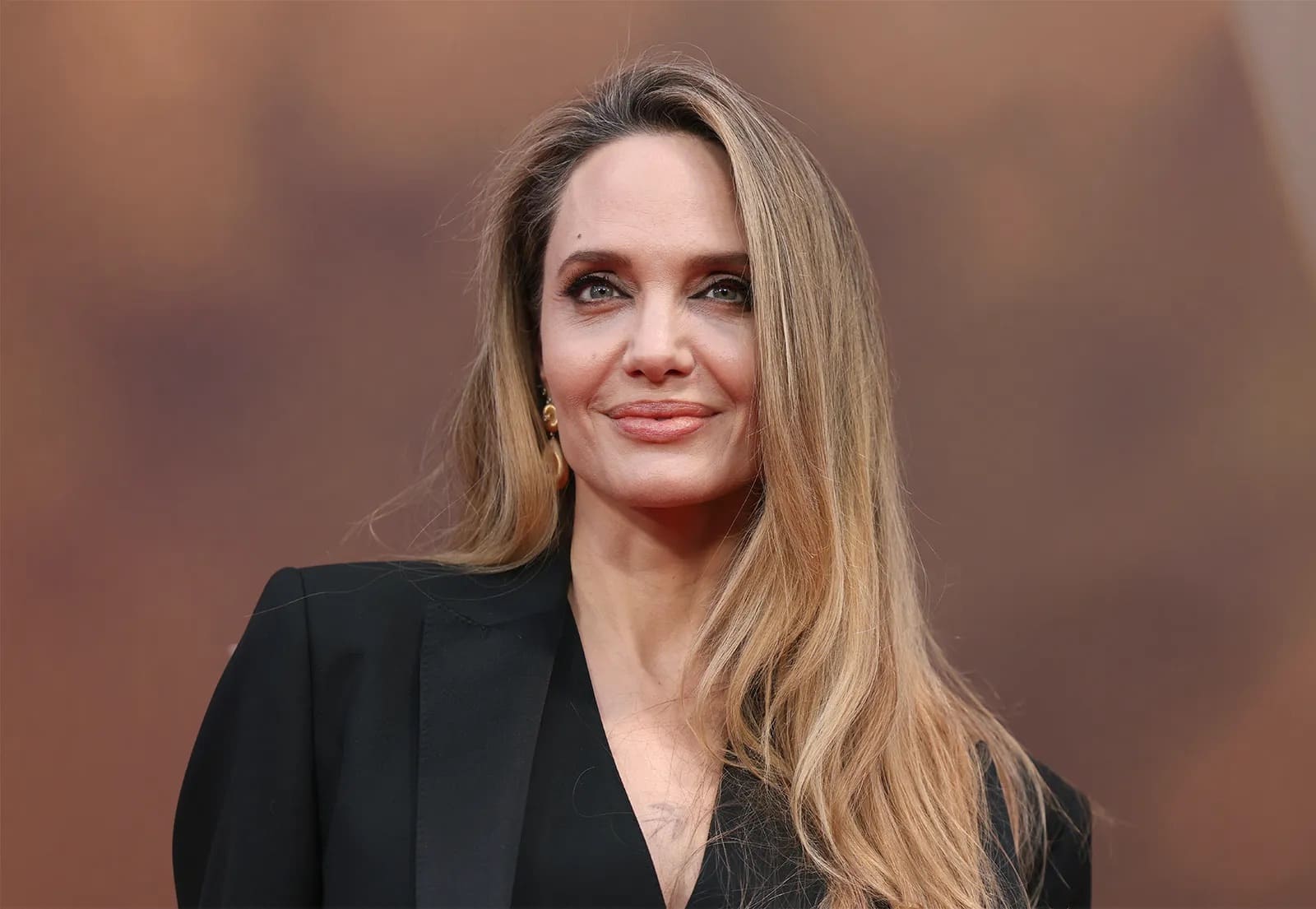 Angelina Jolie demuestra que el negro nunca pasa de moda