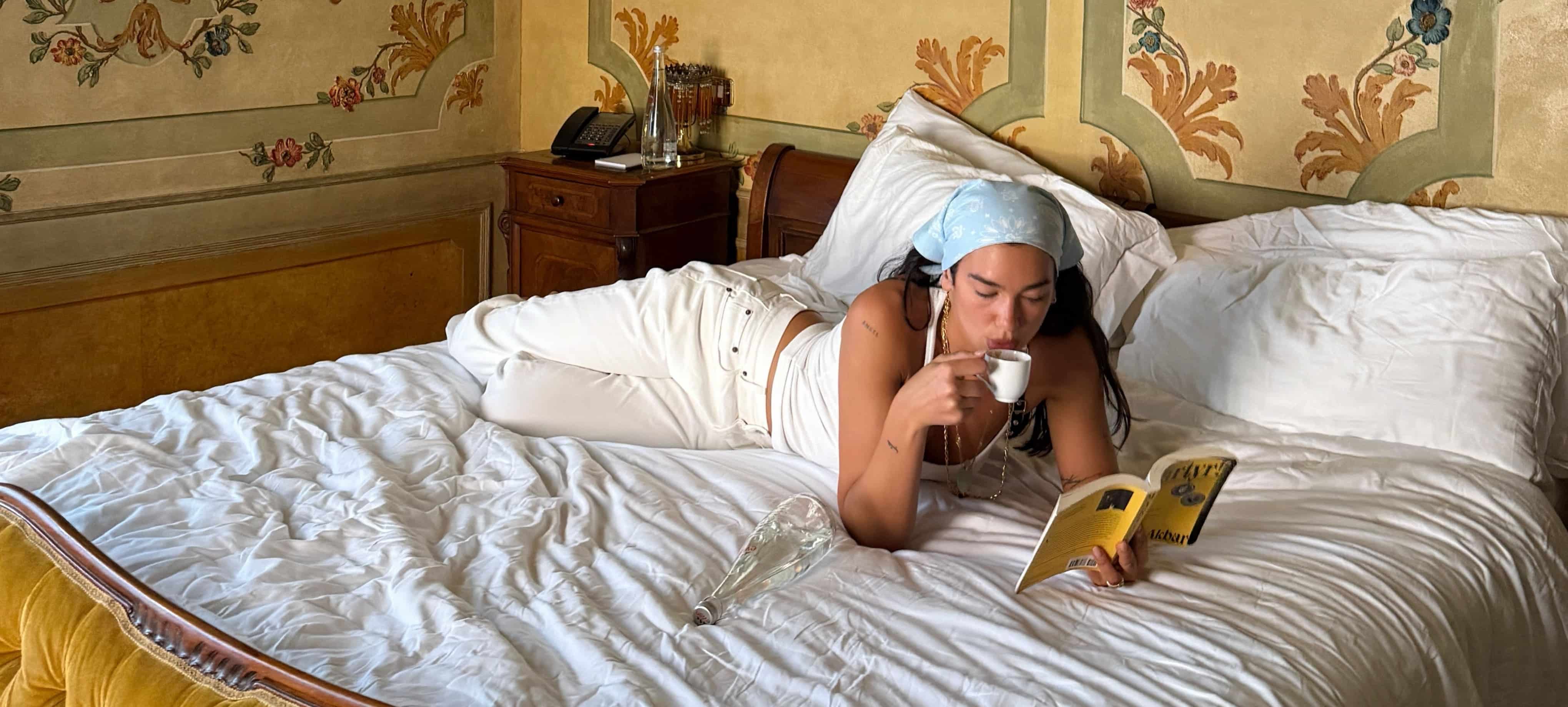 Dua Lipa inaugura una biblioteca dedicada a libros censurados